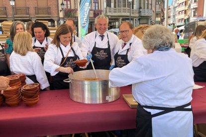 El delegado del Gobierno en Castilla y León, Nicanor Sen, participa en la XXI Feria Agroalimentaria y Alubiada de La Bañeza (León)