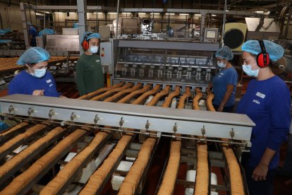 Personas trabajando en Gullón