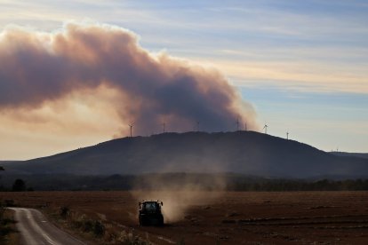 El incendio de Brañuelas, visto desde la Cepeda (León).