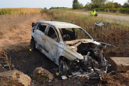 Estado en el que quedó el coche tras el brutal choque contra un muro en el accidente de León.