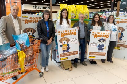 Gadis pone en marcha la 6ª campaña solidaria 'Alimenta la amistad' a favor de 72 protectoras de animales de Castilla y León y Galicia.