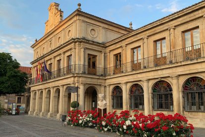 Fachada del Ayuntamiento de León, en una imagen de archivo.