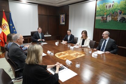 El presidente de la Junta de Castilla y León, Alfonso Fernández Mañueco, mantiene un encuentro con los rectores de las universidades públicas de la Comunidad.