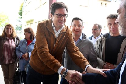 El ministro de Transformación Digital y Función Pública, Óscar López, participa en la Fiesta de la Rosa del Partido Socialista de Laciana.