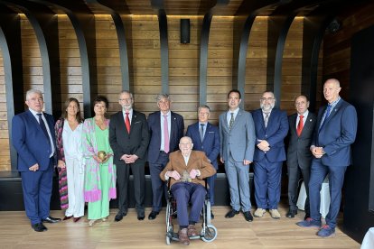 Junta directiva del Colegio de Veterinarios de León y homenajeados con motivo de la festividad de San Francisco de Asís.