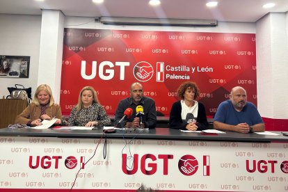 Gorka López, secretario de UGT Palencia, junto a otros miembros de la organización, solicitan la dimisión del subdelegado de gobierno en Palencia