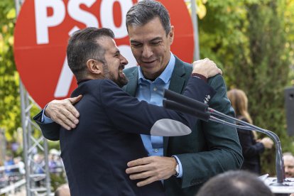 El secretario general del partido y presidente del Gobierno, Pedro Sánchez junto al secretario general del PSCyL, Luis Tudanca