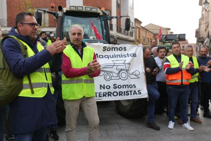 Concentración ante los juzgados de Benavente, donde se celebra el juicio a un agricultor y un ganadero por los disturbios en las protestas agrarias celebradas en marzo.