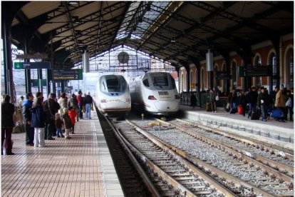 Viajeros en la estación Campo Grande de Valladolid