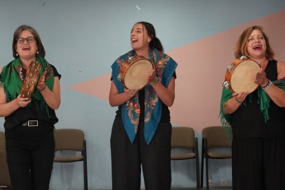 El grupo de Cantareiras de la Asociación Abelladeira de Ponferrada, durante uno de sus ensayos.