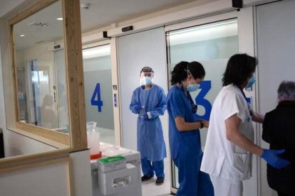 Médicos y pacientes en un centro de salud de Castilla y León.