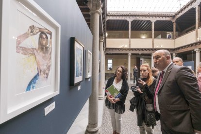 El presidente de la Diputación de Segovia, Miguel Ángel de Vicente, presenta la exposición 'Divergencias' de la ilustradora segoviana Esther Cuesta