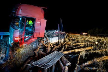 Varios coches y camiones han sido golpeados por troncos de madera al volcar el camión que los transportaba en la A-62 en Aldehuela de la Bóveda (Salamanca).