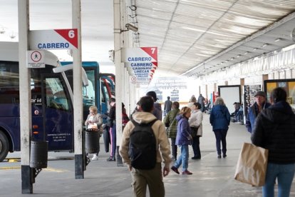 Viajeros en la estación de autobuses de Valladolid.