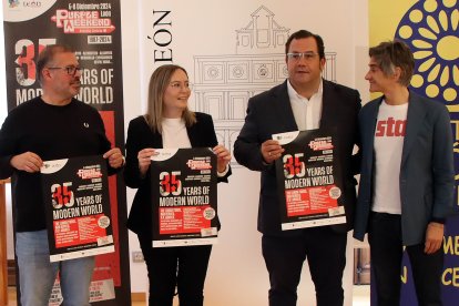 Presentación de la 35 edición del festival Purple Wekend Estrella Galicia con la participación del director del mismo, Miguel Ángel Borraz, el presidente de Centro León Gótico, Juan Dopico, y la concejala de Comercio, Consumo y Fiestas, Camino Orejas.