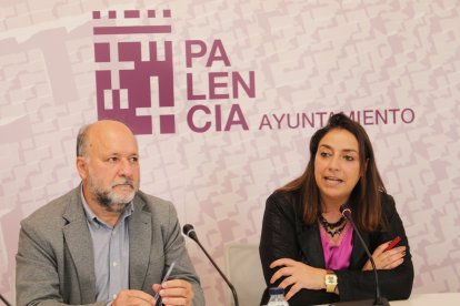 La alcaldesa de Palencia, Miriam Andrés; y el concejal de Hacienda, Carlos Hernández, presentan la propuesta de Ordenanzas Fiscales del equipo de Gobierno