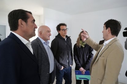 El presidente de la Junta de Castilla y León, Alfonso Fernández Mañueco, en el acto de entrega de viviendas rehabilitadas de Puente Colgante en Valladolid.