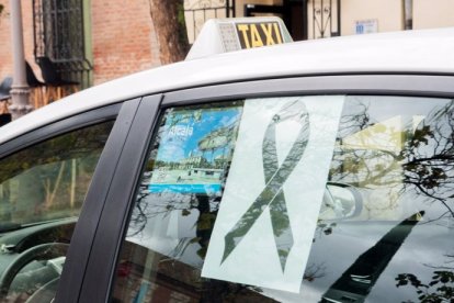 Taxi de Alcalá de Henares en el minuto de silencio convocado frente al Ayuntamiento