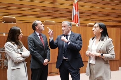 El presidente de las Cortes, Carlos Pollán, recibe en su despacho a los presidentes de los parlamentos autonómicos que asisten el sábado a la jornada conmemorativa con motivo del 555 aniversario del matrimonio de los Reyes Católicos: de Aragón, Marta Fernández, Baleares, Gabriel Lesenne, y de Comunidad Valenciana, Llanos Massó.