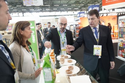 El presidente de la Junta de Castilla y León, Alfonso Fernández Mañueco, visita los pabellones del ICE en SIAL París.