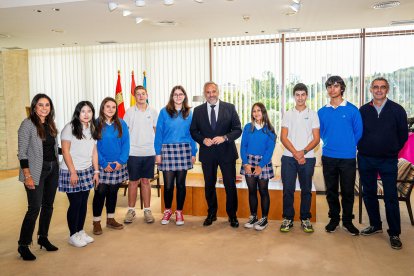 El presidente de las Cortes de Castilla y León, Carlos Pollán, recibe a los alumnos y profesores del Colegio Santo Ángel de Palencia.