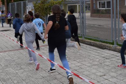 Imagen de unos alumnos del colegio de Aguilar durante en la carrera solidaria por la sensibilización de la leucemia infantil.