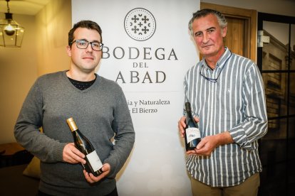 El enólogo, José Cervera, y el distribuidor del vino en Soria, José Antonio Omeñaca.