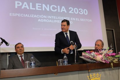 El consejero de Economía y Hacienda y portavoz, Carlos Fernández Carriedo; y el de Movilidad y Transformación Digital, José Luis Sanz Merino, participan en la reunión de seguimiento del protocolo para el impulso de la plataforma Palencia 2030: especialización inteligente en el sector agroalimentario