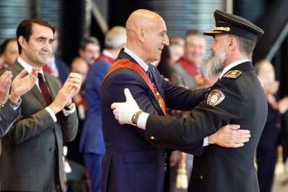 El alcalde de León, José Antonio Diez, preside los actos de conmemoración del patrón de la Policía Local, San Marcelo, a los que asiste también el presidente de las Cortes, Carlos Pollán, entre otros.