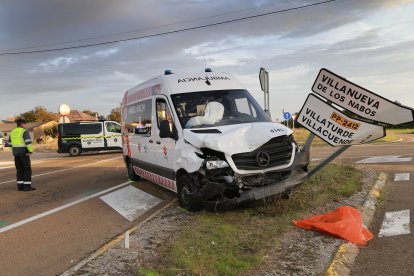 Una persona de 70 años ha falleció esta tarde tras un accidente de tráfico ocurrido, cerca de las 14.05 horas, en el kilómetro 41 de la carretera CL-615, a la altura de Villanueva de los Nabos, en el término municipal de Villaturde (Palencia), tras la colisión entre una ambulancia con enfermos de diálisis y un turismo