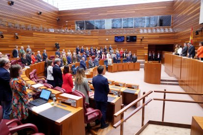 Minuto de silencio en el pleno de las Cortes por la catástrofe provocada por la Dana en Valencia.