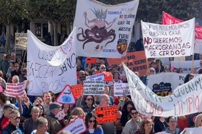 Concentración de la plataforma Stopmacrogranja.Fuentemolinos en Aranda de Duero (Burgos).