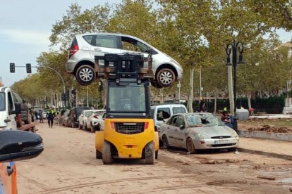 Dispositivo de la Junta de Castilla y León trabajan en las tareas de limpieza de la DANA en Valencia.