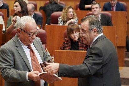 El consejero de Cultura, Gonzalo Santonja (I), durante el pleno de las Cortes.