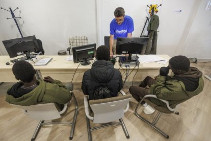 Tres jóvenes migrantes, procedentes de las islas Canarias, en la sede de Accem Burgos.