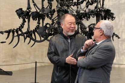 Gonzalo Santonja, consejero de Cultura, Turismo y Deporte, junto con Ai Weiwei inaugura la exposición en el Musac