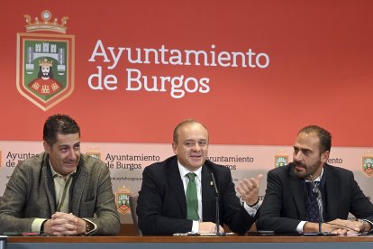 El portavoz del grupo municipal VOX Burgos, Fernando Martínez-Actores, junto a los concejales, Ignacio Peña y Raúl Martínez.