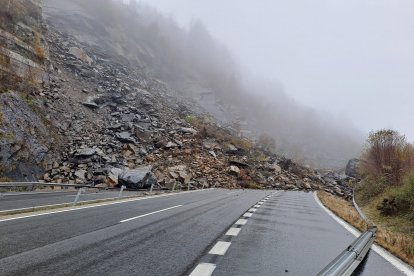 Desprendimiento de rocas en el km 76 de la AP-66.