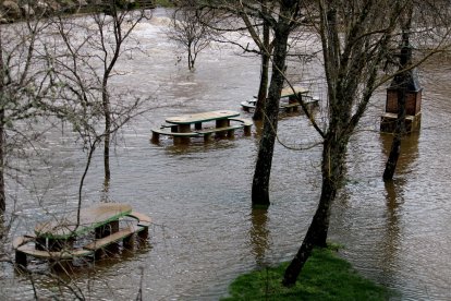 Crecida del rio Duero a su paso por Salduero.