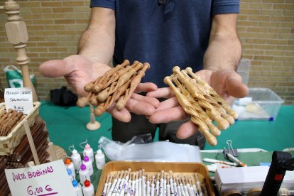 Encuentro de bolillos y multilabores, que reúne a cerca de 400 asistentes de varias comunidades autónomas en Navatejera.