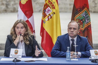 La alcaldesa de Burgos, Cristina Ayala, acompañada por el vicealcalde, Fernando Martínez-Acitores en una imagen de archivo