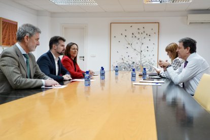 Reunión entre el consejero de Economía y Hacienda y portavoz de la Junta, Carlos Fernández con el PSOE para los presupuestos