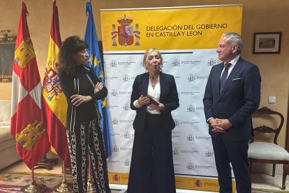 La ministra de Igualdad, Ana Redondo, junto a Nicanor Sen y la fiscal delegada de Violencia sobre la mujer en Burgos y Coordinadora en Castilla y León, María Boado, una de los premios Meninas