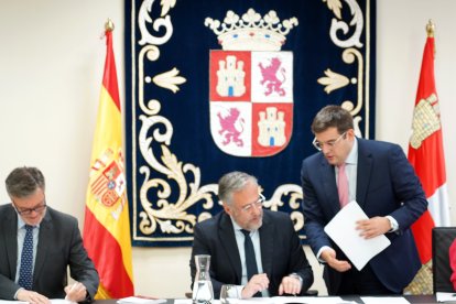 Francisco Vázquez, Carlos Pollán y Marcos Herrero, en la Mesa de las Cortes.