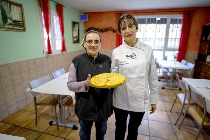 Conchi y Susana, en el comedor de La Encina, con una de sus tortillas