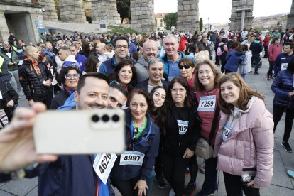 El consejero de Movilidad y Transformación Digital, José Luis Sanz Merino; junto al alcalde de Segovia, José Mazarías; y concejales y cargos de la Junta de Castilla y León; asisten a la marcha ''Segovia da un paso solidario'' para apoyar a los afectados por la DANA.