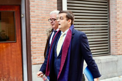 El secretario general y letrado mayor de las Cortes de Castilla y León, Marcos Herrero Martínez-Tutor, a su salida de los juzgados de Valladolid tras ser aplazado el juicio por acoso laboral.