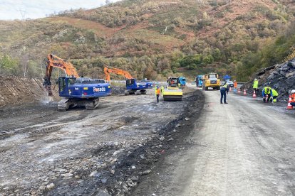 Avanzan las labores para recuperar el tráfico en la AP-66 tras el derrumbe del día 10