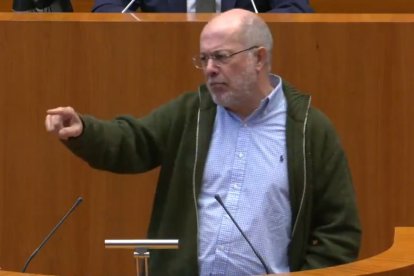 Francisco Igea durante su intervención en el pleno de las Cortes.