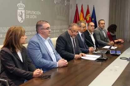El presidente de la Diputación de León, Gerardo Álvarez Courel, y el diputado de Hacienda, Santiago Dorado, acompañados por los vicepresidentes Roberto Aller, Valentín Martínez, Ana Arias y Luis Alberto Arias, presentan el proyecto de presupuestos de la institución provincial para 2025